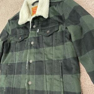 LEVI’S GREEN BUFFALO PLAID FLANNEL SHERPA LINED JACKET with silky lined sleeves